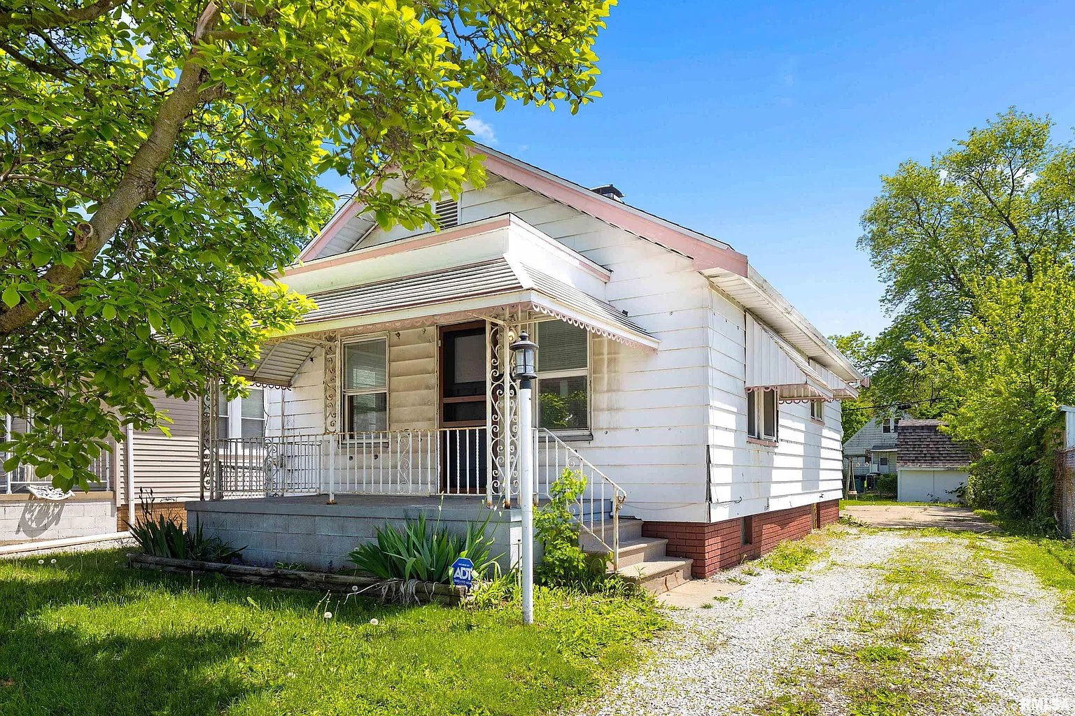 2414 W Lincoln Ave photo 1