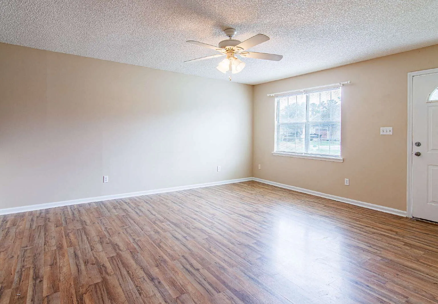 3 bed, 2.0 bath, 1206 sqft, $1,350 — Photo 3