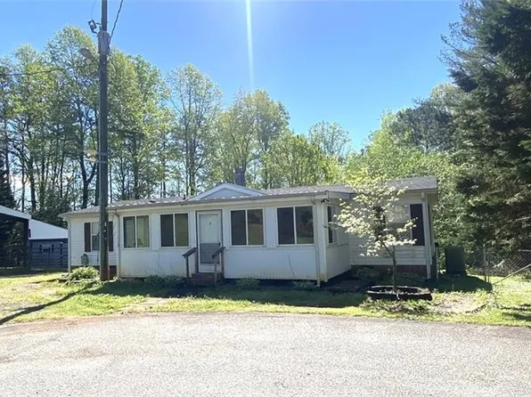 212 Green Walnut St, Traphill, NC 28685