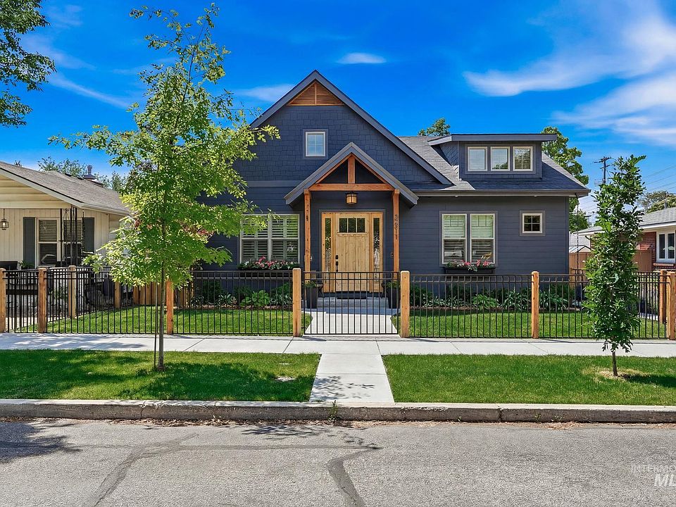1st image of 2611 W Woodlawn Ave