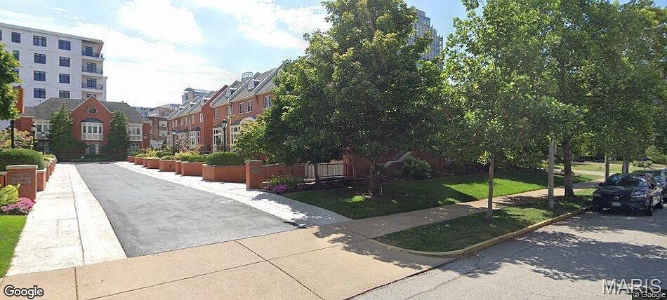 1st image of 13 W Pine Ct
