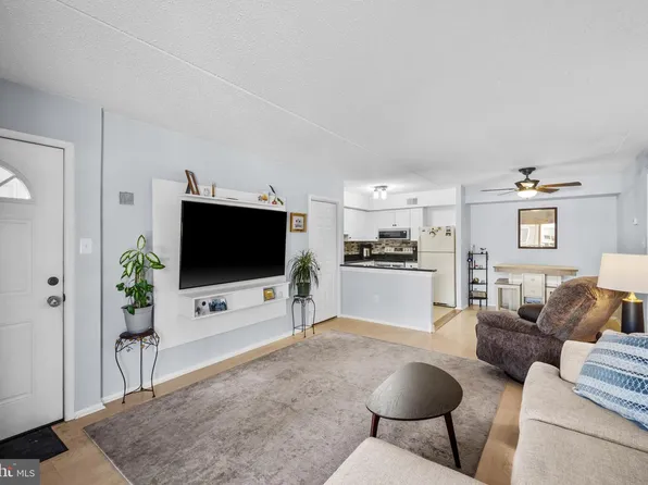 5200 Hilltop Dr APT M16, Brookhaven, PA 19015