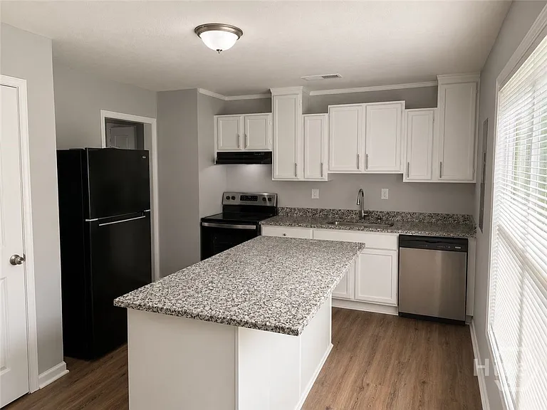 430 Martin Cir — Photo 4