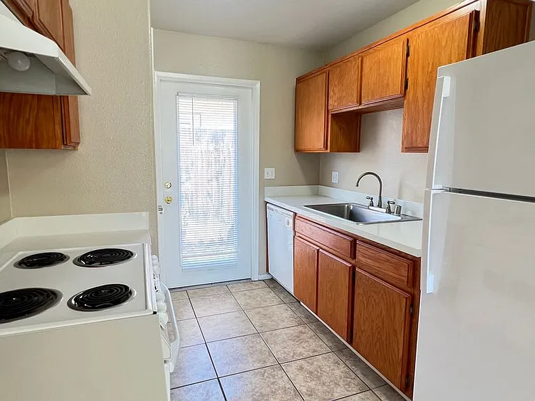 1320 Reddick Ln — Photo 9