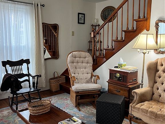 3rd image of 366 Old Main Rd