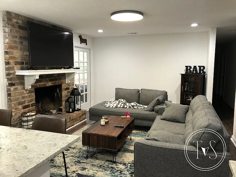 728 Windsor Rd — Photo 3