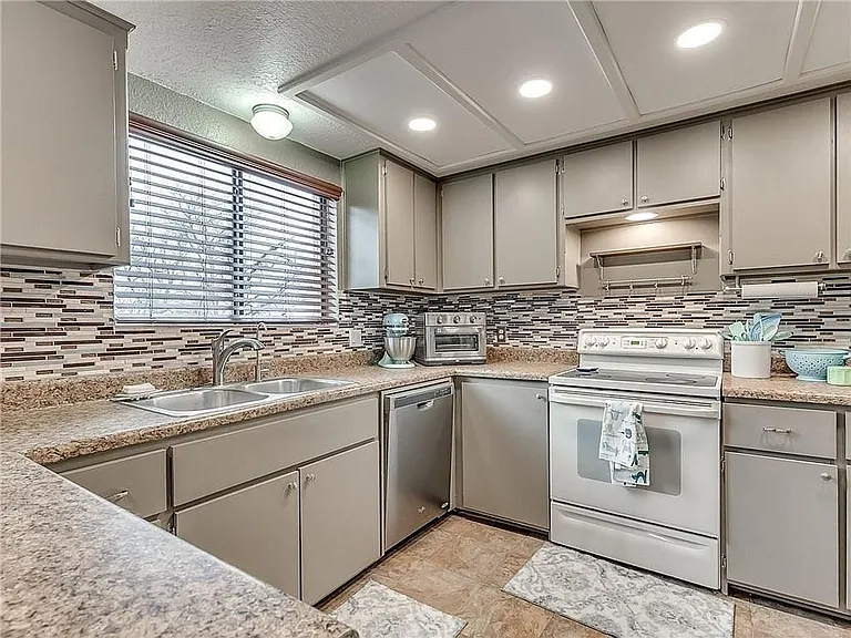 2104 Whiteoak Cir — Photo 18