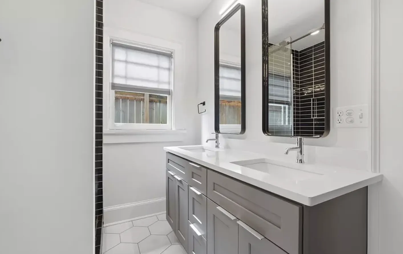 Beautiful Historic West-End Bungalow — Photo 4