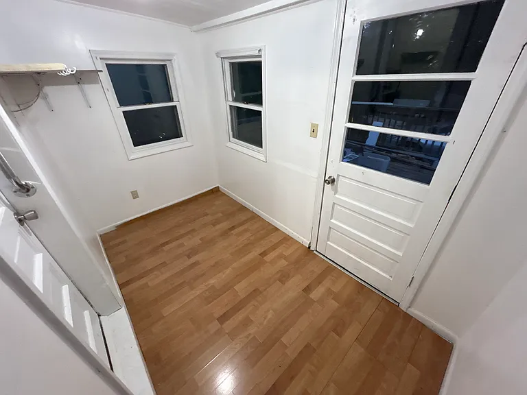 1525 W College Ter — Photo 10
