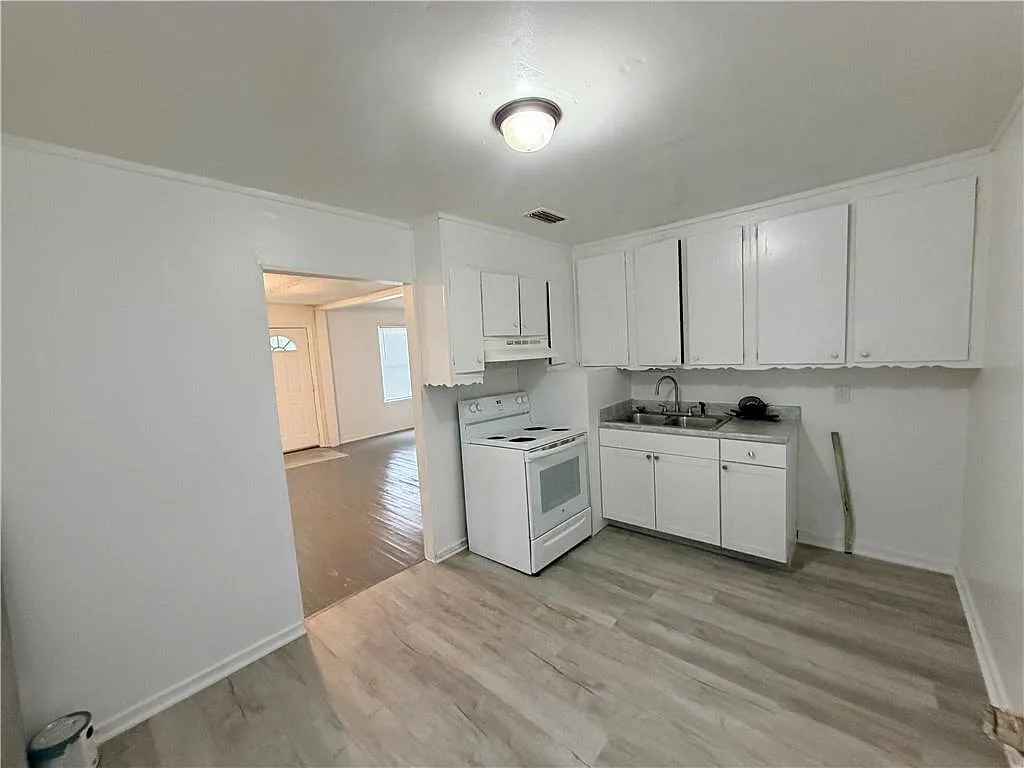 2 bed, 1.0 bath, 858 sqft, $1,100 — Photo 4