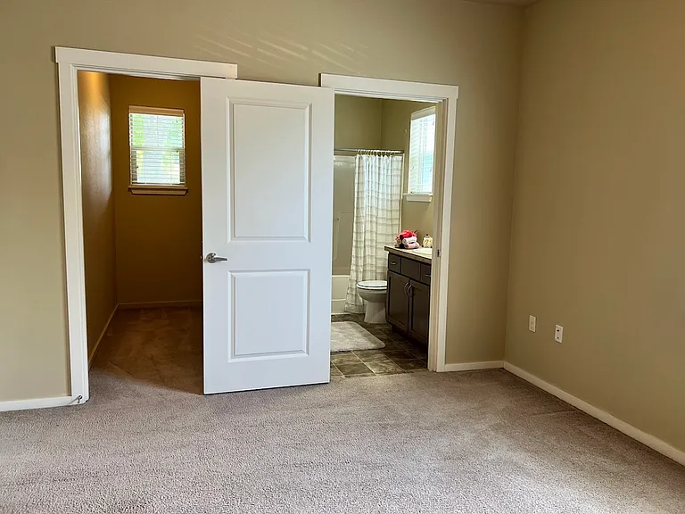 Catron Apartments - 1-3 Bedrooms 2 Bathrooms with In Unit Washer/Dryer and Internet — Photo 38