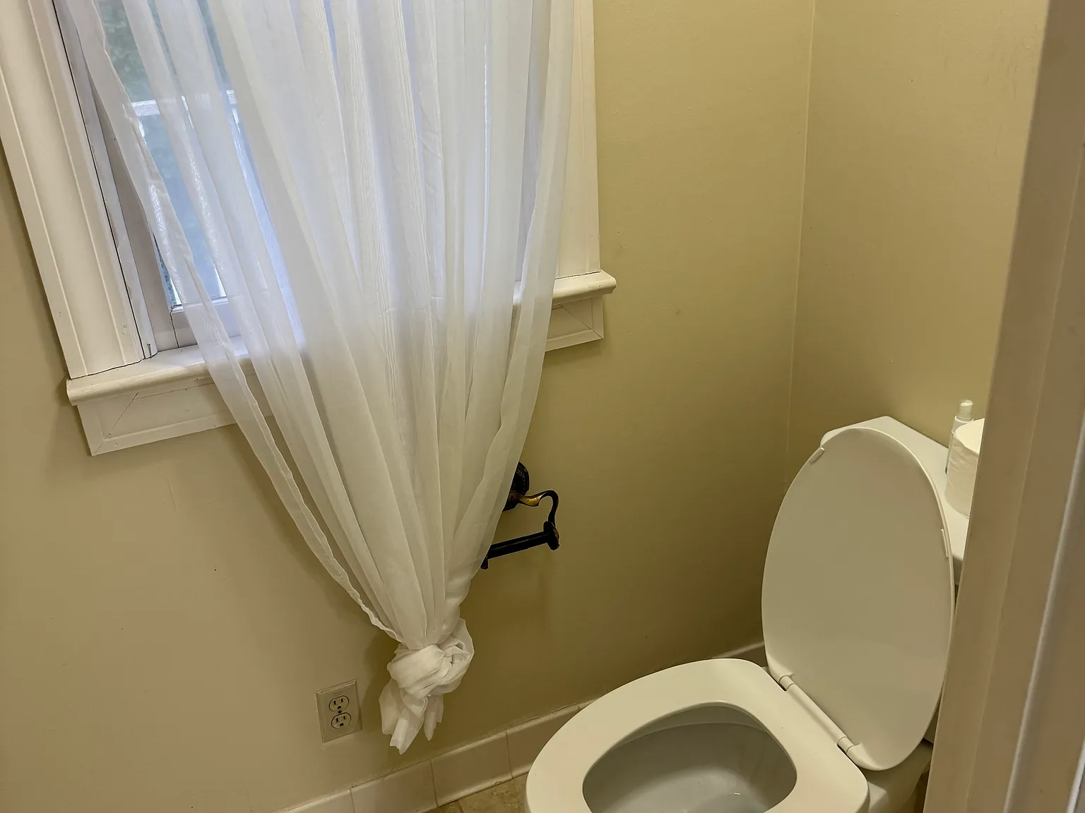 5 bed, 3983 sqft, $3,100 — Photo 2