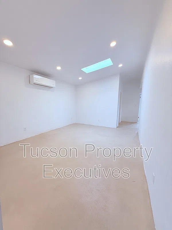 3 bed, 1.0 bath, 1200 sqft, $1,400 — Photo 2