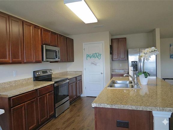 5th image of 413 Arbury Ln
