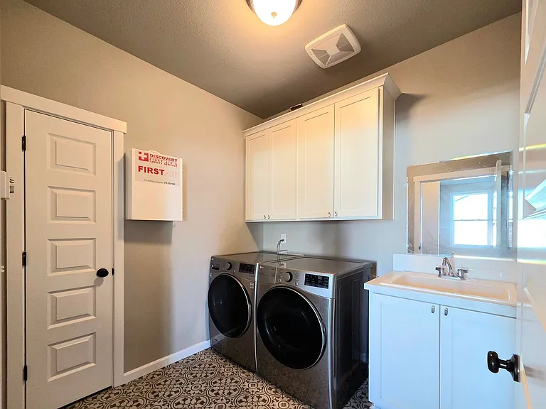 717 J St NE — Photo 12
