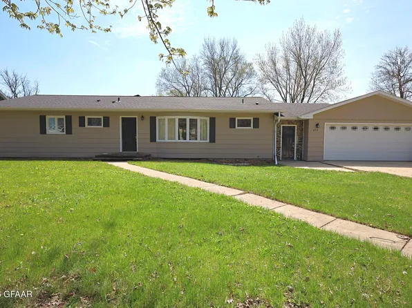 637 E 6th St, Pembina, ND 58265