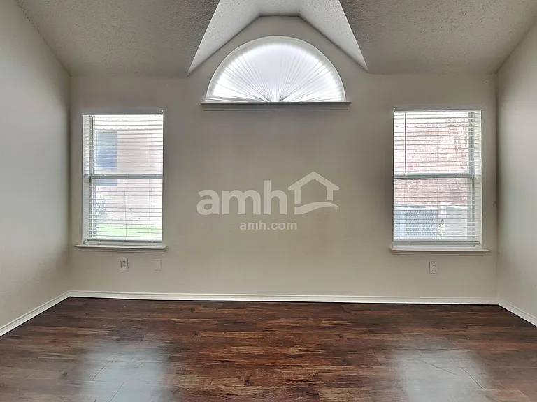 300 Trailwood Dr — Photo 11
