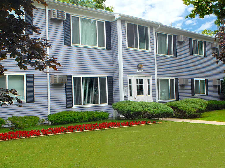 Ideal Farmington Hills location for spacious, beautifully landscaped 1 and 2 bedroom apartment homes.