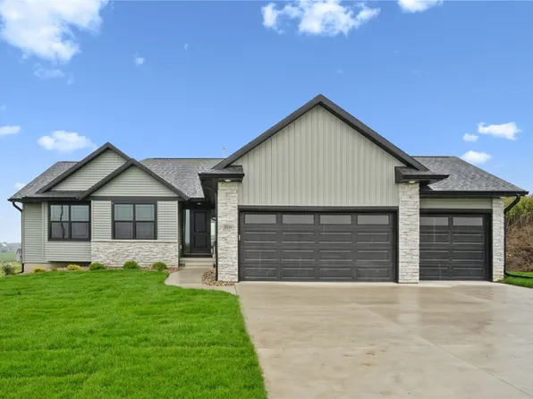 3339 Center Ct, Robins, IA 52328
