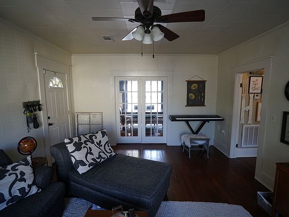 Living Room (Photo 3)