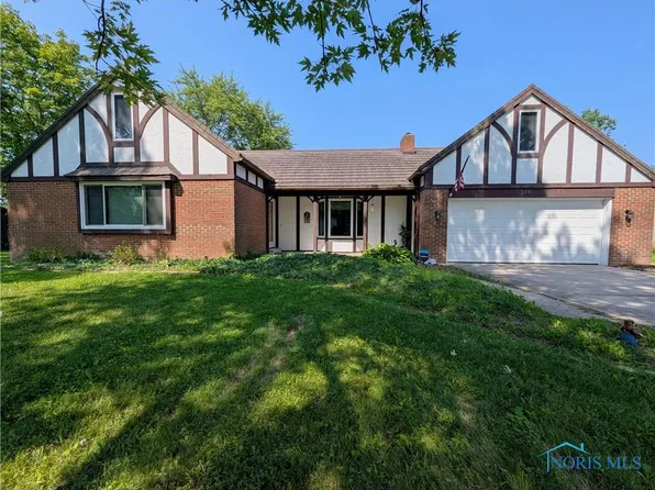 215 Lakeview Dr, Bryan, OH 43506