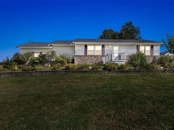 1010 Northview Dr, Center Point, IA 52213