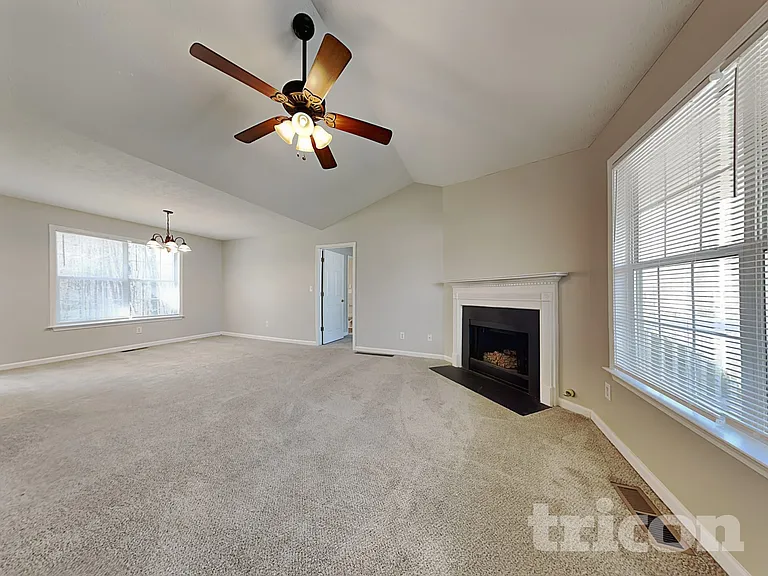 87 Princeton Dr — Photo 2