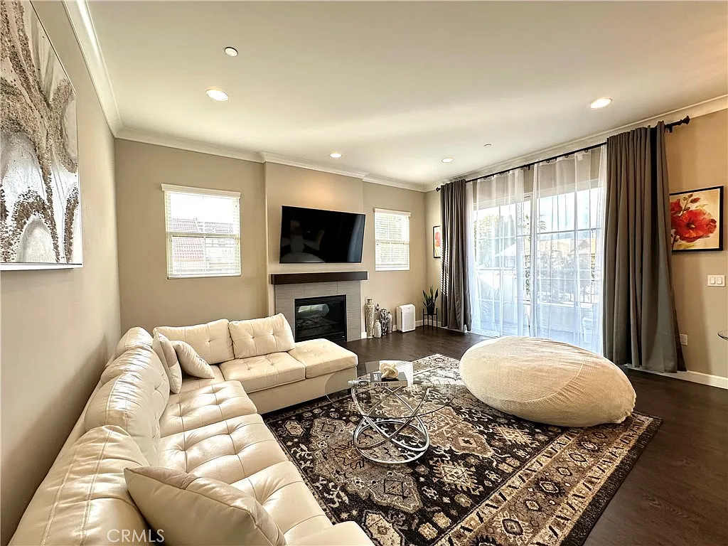 3 bed, 2.5 bath, 1600 sqft, $4,800 — Photo 3