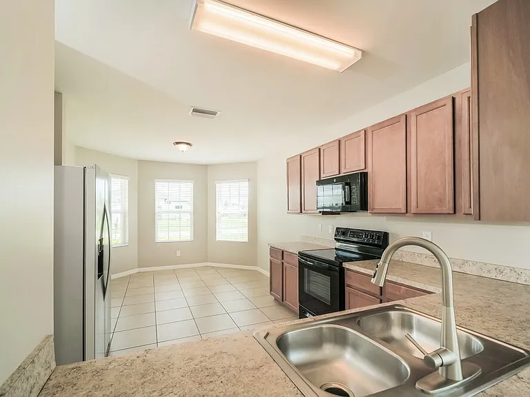 714 SW 6th St — Photo 8