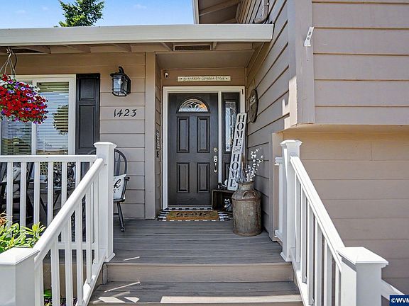 4th image of 1423 35th Ave NW