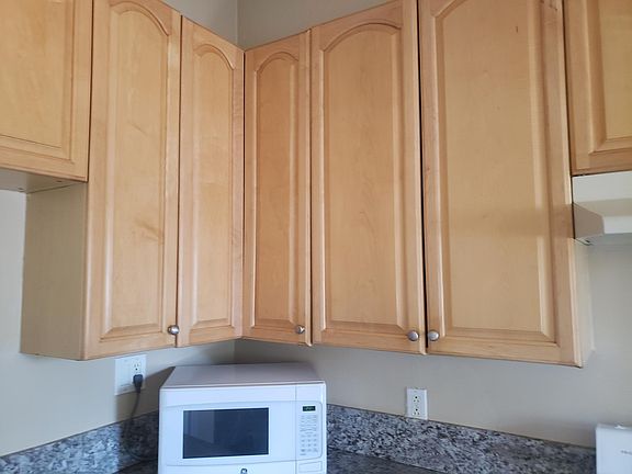 3rd image of 1152 E Grand Ave
