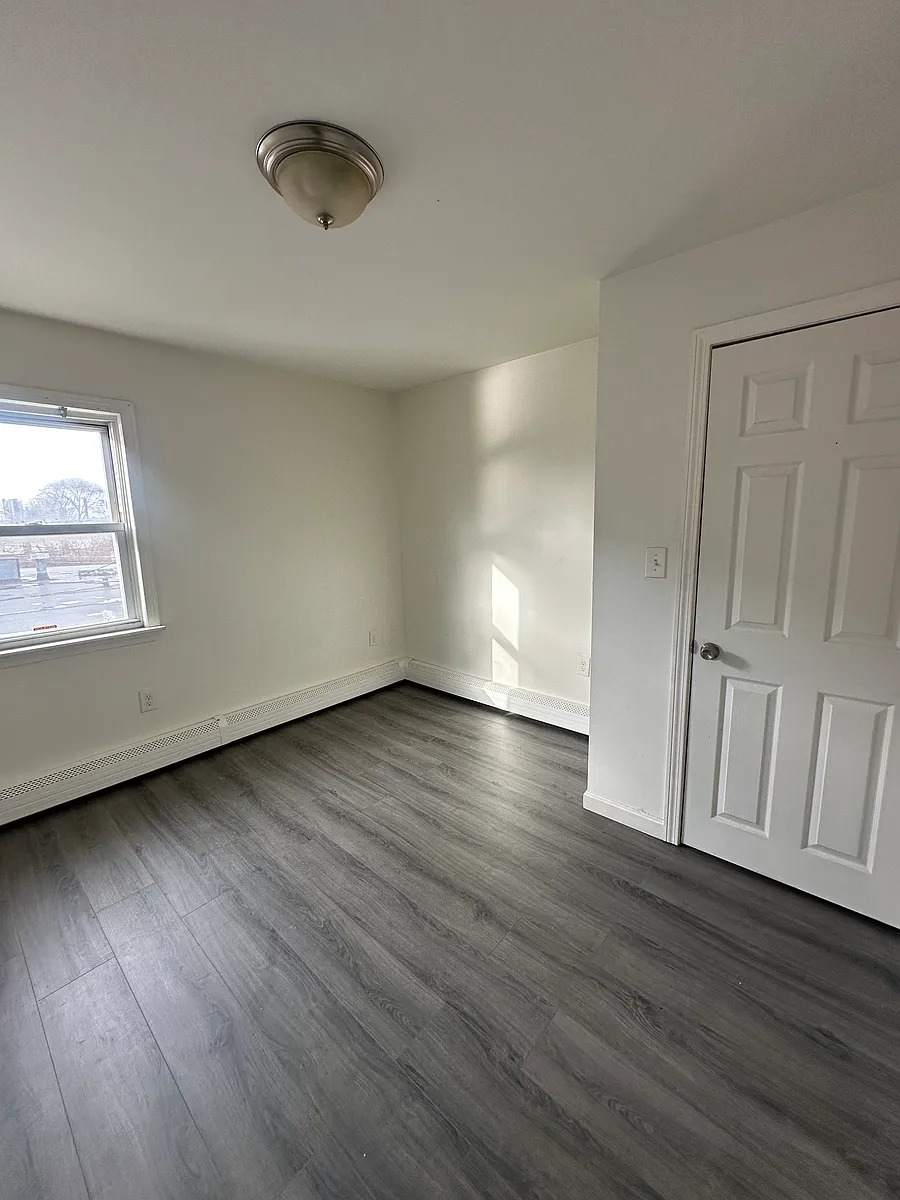 Building Photo - 14 2nd St #2