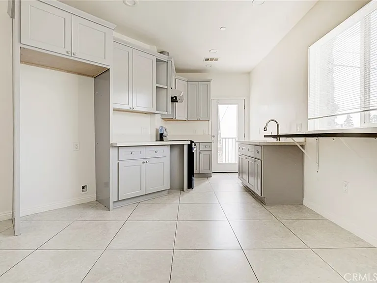 14328 Gilmore St #5 — Photo 1