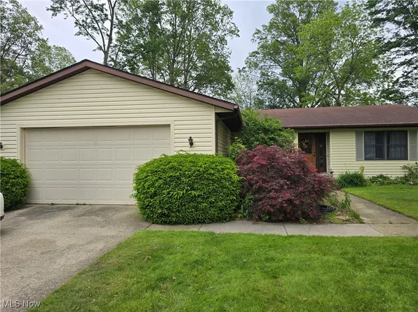 1055 Royal Dr, Amherst, OH 44001