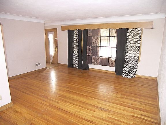 3rd image of 1914 1st Ave NW