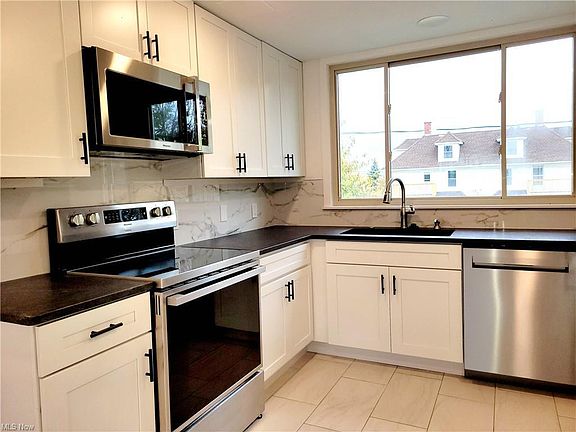 Brand new kitchen with high end appliances. Excellent natural light.
