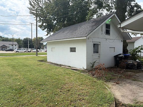 2nd image of 706 W Walnut St