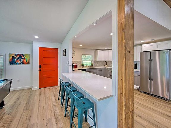 5th image of 180 Beachwood Dr