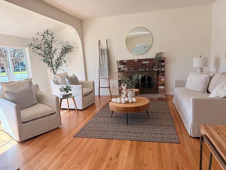 2671 Hawthorne Ave — Photo 2