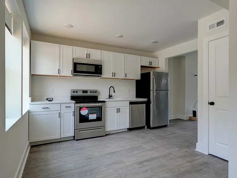 209 S Woodrow St — Photo 3