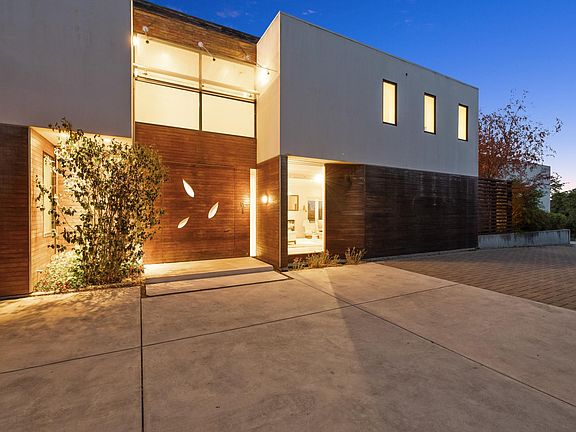 3rd image of 5 Kingswood Cir