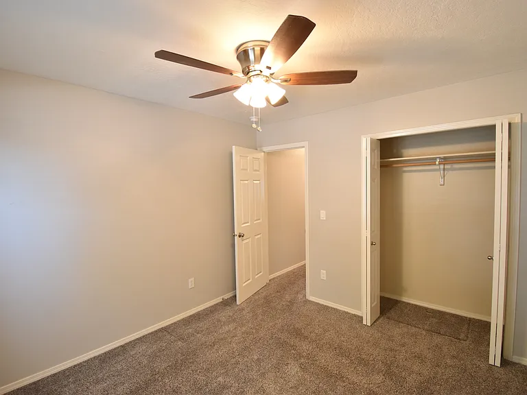 354 E Carver Dr — Photo 17