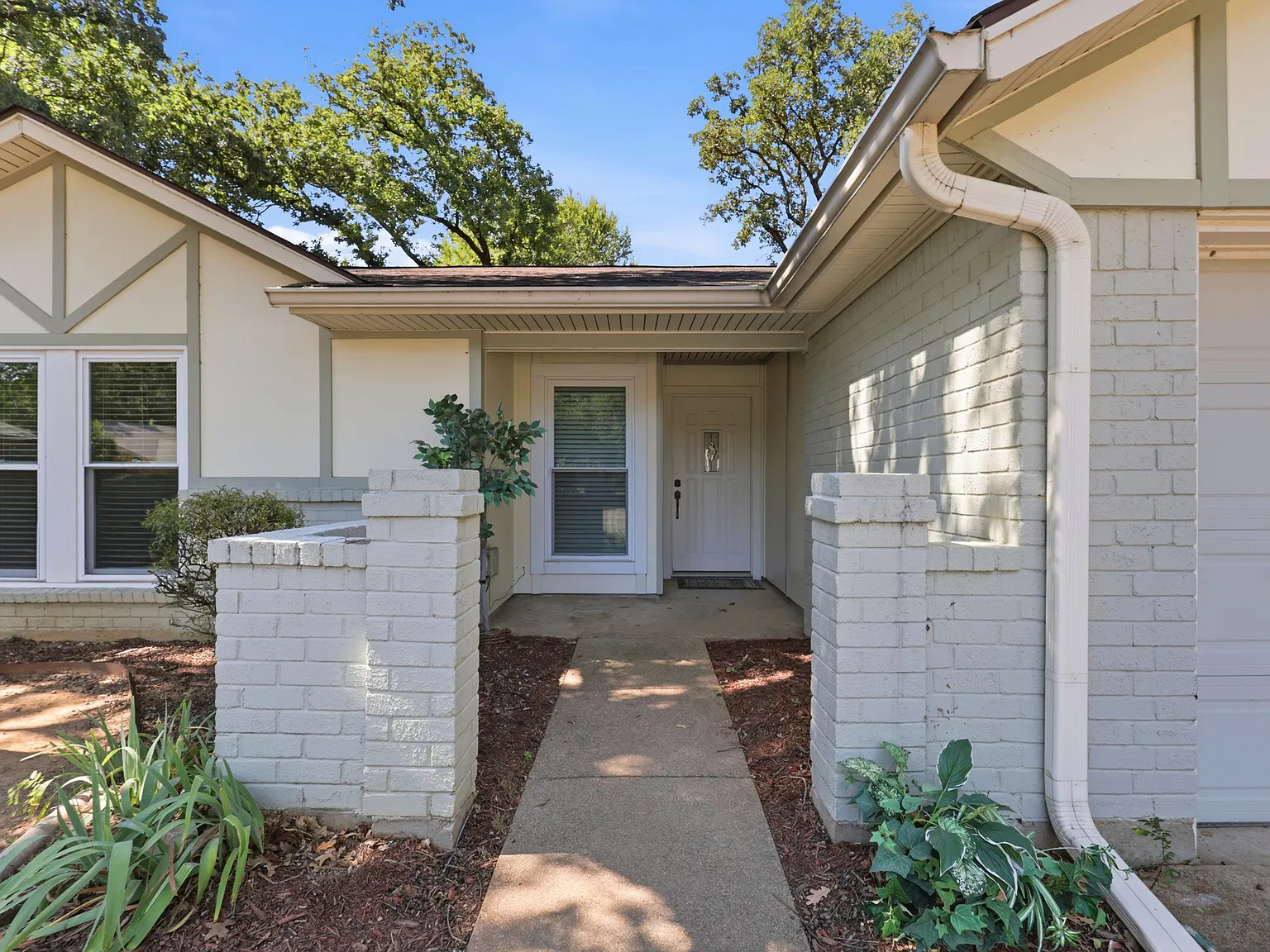 4 bed, 1619 sqft, $2,400 — Photo 3