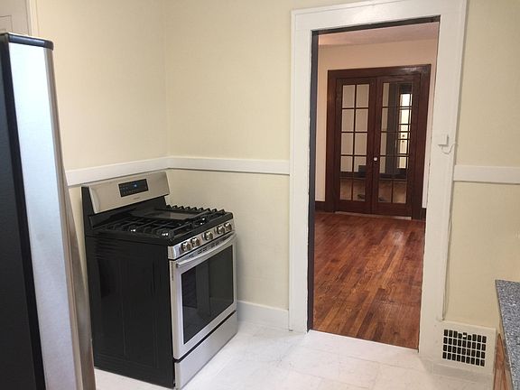 4th image of 717 Cedar St Floor 1