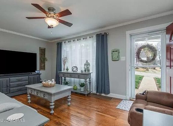 4th image of 206 Hughes St