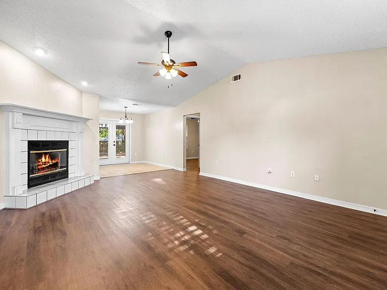 502 Hyde Park Dr — Photo 3