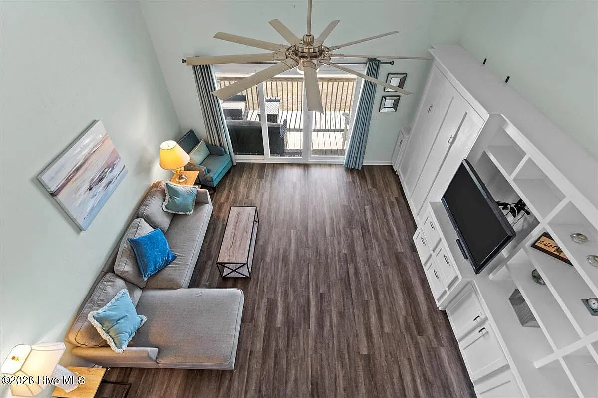 1 bed, 1.5 bath, $2,200 — Photo 3