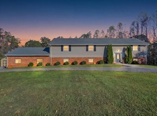 111 Scenic Dr, Vinton, VA 24179