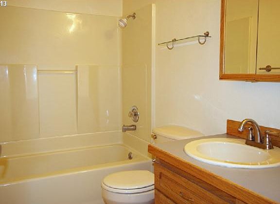 5th image of 3643 SE Russell Ct