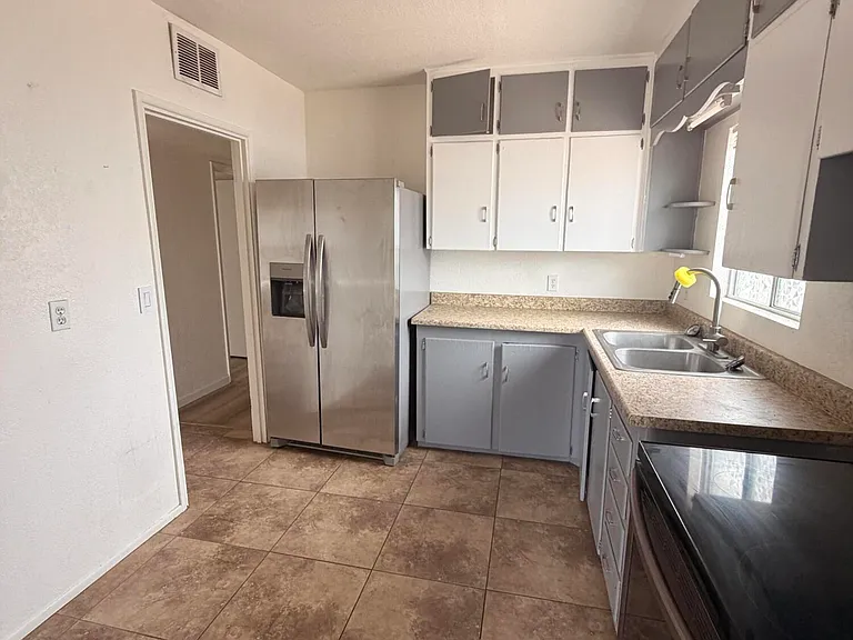 211 S Desoto St — Photo 4